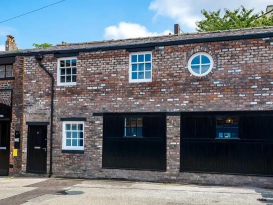 Roscoe Coachhouse - Outside